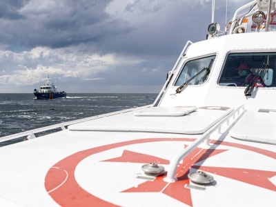 Jacht rozbił się o falochron w Gdańsku. Jedna osoba w szpitalu