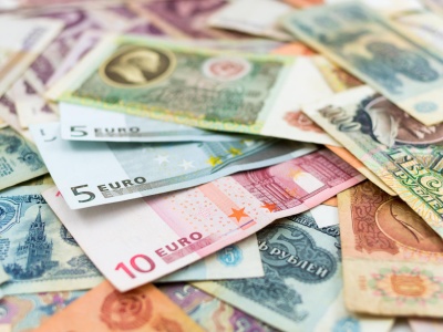 Złoty stabilizuje się względem kluczowych walut
