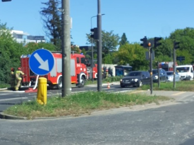 Pożar pustostanu przy ulicy Gdańskiej w Bydgoszczy. Zapalił się dach budynku