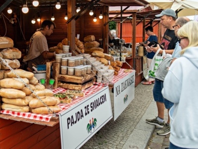 Na straganie w dzień targowy... [ Społeczeństwo ]