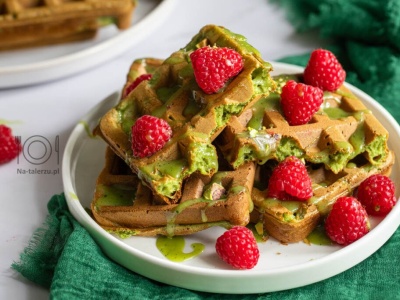 Gofry matcha z zieloną polewą czekoladową