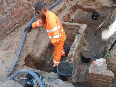 Co kryje dziedziniec Domu Mikołaja Kopernika? Rozpoczęły się badania archeologiczne