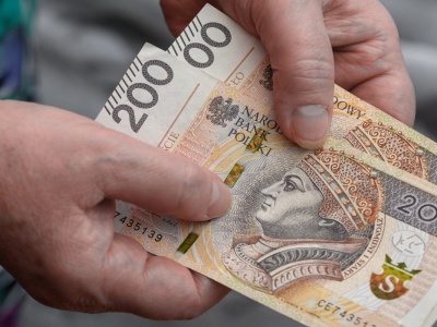 Dostaną tylko połowę 800 plus. ZUS ukróca przelewy dla rodziców