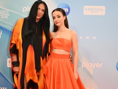 Odmieniona Kasia Sienkiewicz na festiwalu w Sopocie. Wokalistkę Kwiatu Jabłoni trudno rozpoznać