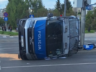 Poważny wypadek radiowozu w Olsztynie. Policjantka trafiła do szpitala