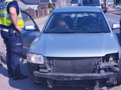 Policjanci nie mogli uwierzyć w to, co widzą. Stan tego auta trudno opisać