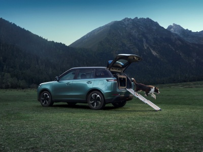 JAECOO J5 – rewolucja w podróży z pupilem. Nowy SUV dla miłośników zwierząt i przygód.