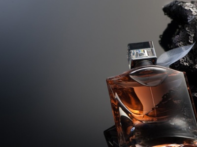 Stacjonarna czy internetowa? Plusy i minusy zakupów w perfumerii