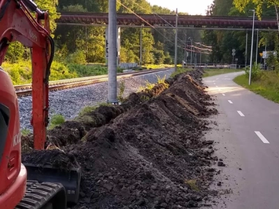 Wykonawca kolejowej inwestycji zasypał velostradę