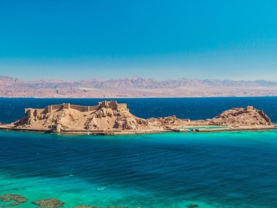 Kamienna twierdza, błękitna woda i koralowce. Polacy latają do Egiptu, a omijają Wyspę Faraona