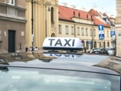 Taksówkarz zraniony nożem. Policja już wie, kto zaatakował