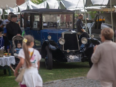 MotoClassic Wrocław 2025. Zobacz, jakie samochody zagościły przy Zamku Topacz.