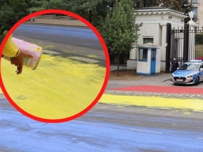 Akcja aktywistów przed ambasadą Rosji. Rozlali farbę w barwach Ukrainy