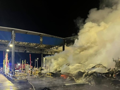 Ciężarówka wjechała w biletomat na A2. Jest nagranie