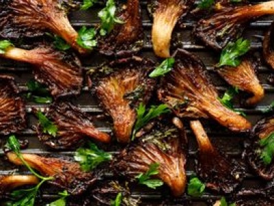 Boczniaki wrzucam na patelnie i zalewam dwoma dodatkami. Znikają w mgnieniu oka