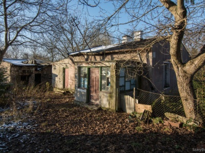 Opuszczona chatka z kalendarzem z 1981 r.
