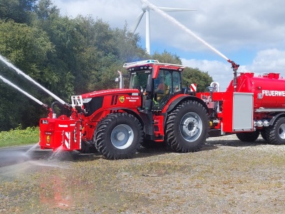 John Deere 6R w roli strażaka