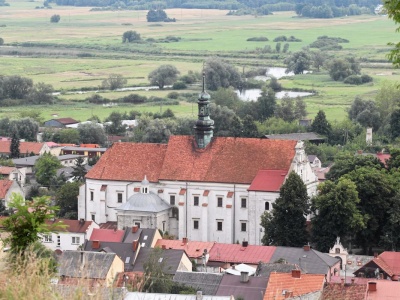 Tylko 40 km od Kielc. To miasteczko urzeka klimatem i malowniczymi zakątkami