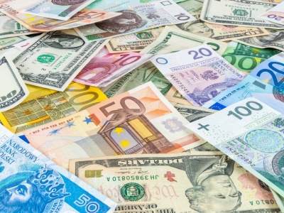 Kursy walut 25.08. Fatalny początek tygodnia dla złotego. Dolar i funt mocno w górę