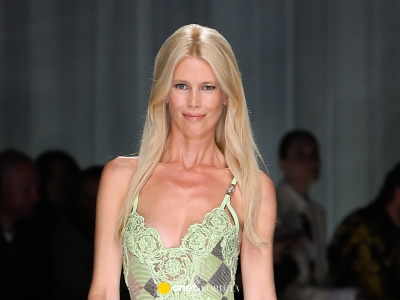 Stylizacje z pokazów mody, dzięki którym Claudia Schiffer zyskała status supermodelki [GALERIA]