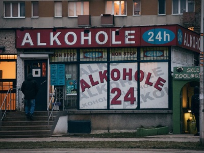Ci dorośli nie mogliby kupić alkoholu. Jest odpowiedź Ministerstwa Zdrowia