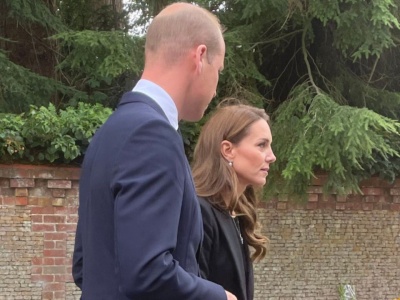 Księżna Kate w końcu się pokazała. Przyłapali ją fotoreporterzy, jeden szczegół natychmiast zwraca uwagę