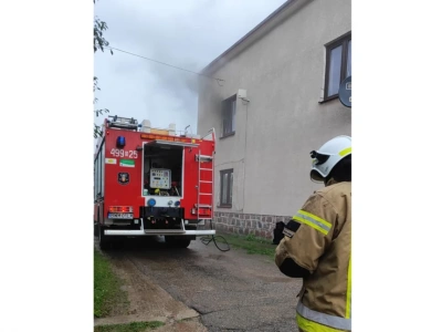 Pożar domu w Starych Wnorach. Gęsty dym utrudniał akcję strażaków