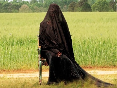 THE WOMAN IN THE YARD. Psychodrama nieudolnie udająca horror