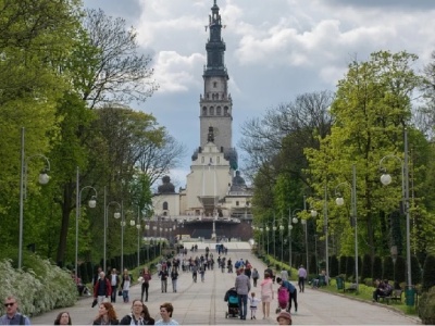 Ponad 100 tysięcy wiernych przybyło na Jasną Górę. Polacy wciąż pielgrzymują