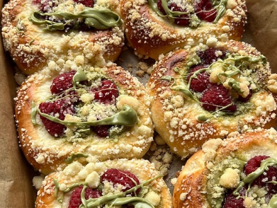 Drożdżówki z kremem pistacjowym i malinami