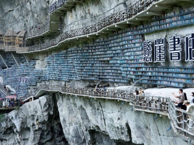 W Chinach działa niemożliwa księgarnia. Regały wiszą nad przepaścią