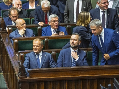 Rząd naradza się nad CPK i mrożeniem cen prądu