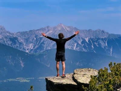 Zirbenweg w Tyrolu. Łatwy szlak z Innsbrucka z widokiem na Alpy