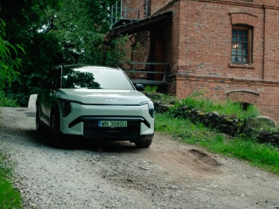 Czas spędzony w tym aucie jest jak... wakacje pod gruszą. Oto KIA EV3