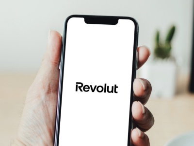 Revolut z nowymi funkcjami w aplikacji. Przydadzą się podczas podróży