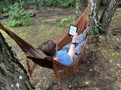 Który model Kindle wybrać w 2025? Porównanie czytników e-booków od Amazonu