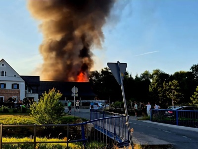 Pożar w Ożarach – mężczyzna ranny podczas akcji gaśniczej