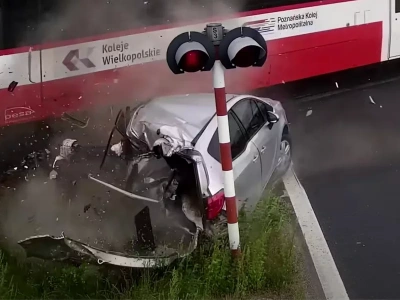 81-latek staranował rogatki, pociąg zmiażdżył jego auto. PKP pokazało nagranie