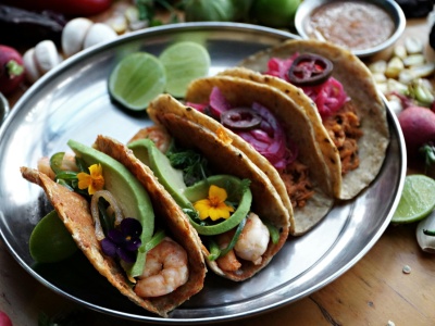 Jedzenie za granicą – jak spróbować lokalnych smaków bez obaw?