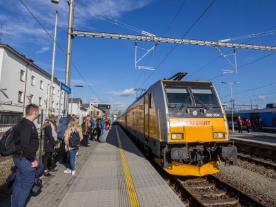 Nowy przewoźnik na polskich torach zaskakuje menu. Darmowa kawa i pizza za 8 złotych