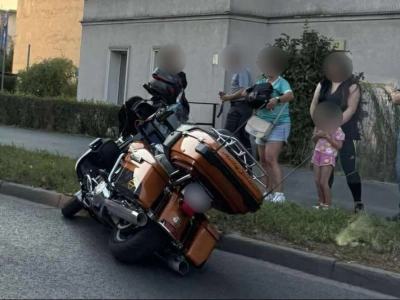 Zderzenie osobówki z motocyklem na ulicy Wolności
