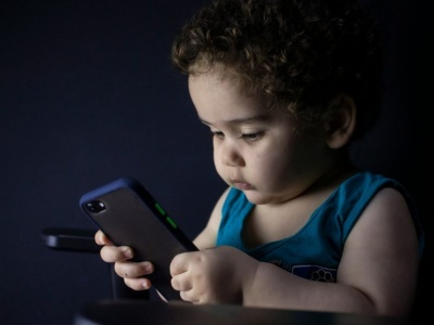 Kiedy dać dziecku telefon? Ekspert: 