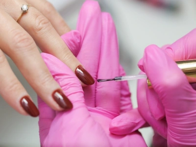 Z odpadów do luksusu. Grafenowe cząstki w hybrydach do paznokci