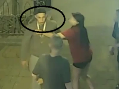 Agresor bił mężczyznę w centrum Katowic. Policja szuka mężczyzny ze zdjęć