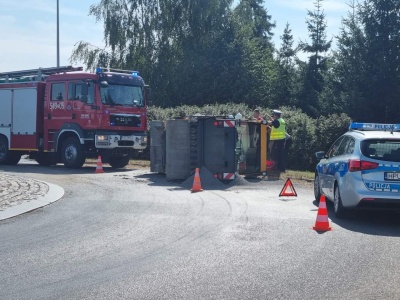 Walec drogowy spadł z platformy (ZDJĘCIA)