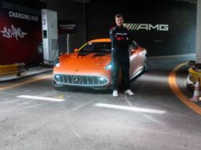 Na prawym fotelu w Mercedesie-AMG GT XX Concept po 