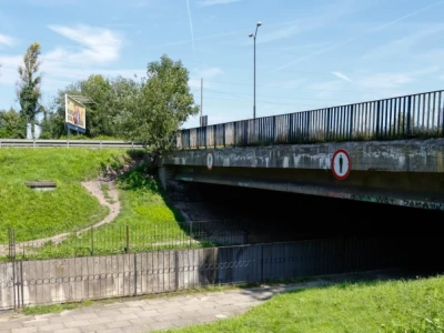 Mieszkańcy chodzą Rawą dzikim przejściem. W końcu miasto zrobi tam utwardzoną nawierzchnię