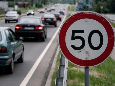 Konfederacja podnosi wątpliwości dotyczące legalności strefy ograniczonego ruchu w Rzeszowie. Miasto odpiera zarzuty