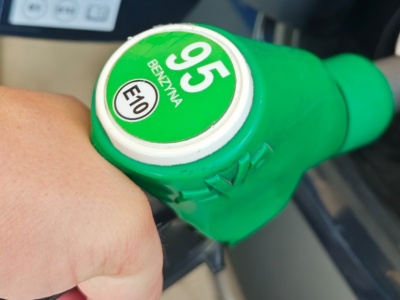 Warto zatankować samochód w weekend. Oto powód