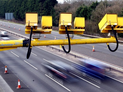 Przejeżdżający przez Warszawę drżą przed mandatami. Myśleli, że jadą przepisowo, grozi im co najmniej 1500 zł